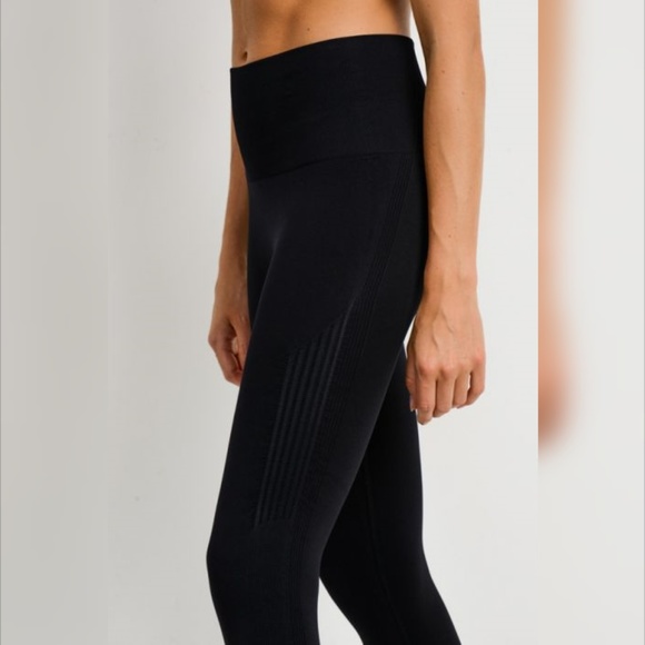 Seamless Textured Track Side Leggings - Picture 2 of 6